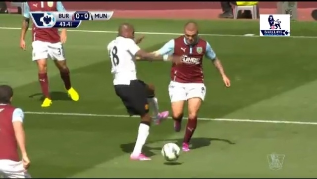 VIDEO: 2 pha bóng mất pen gây tranh cãi trận MU - Burnley